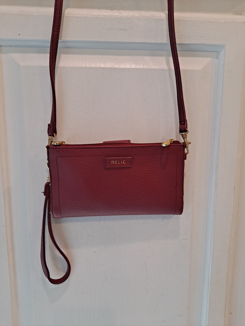 Relic Red Burgundy Pebbled Vegan Leather Hybrid Wallet Wristlet Crossbody